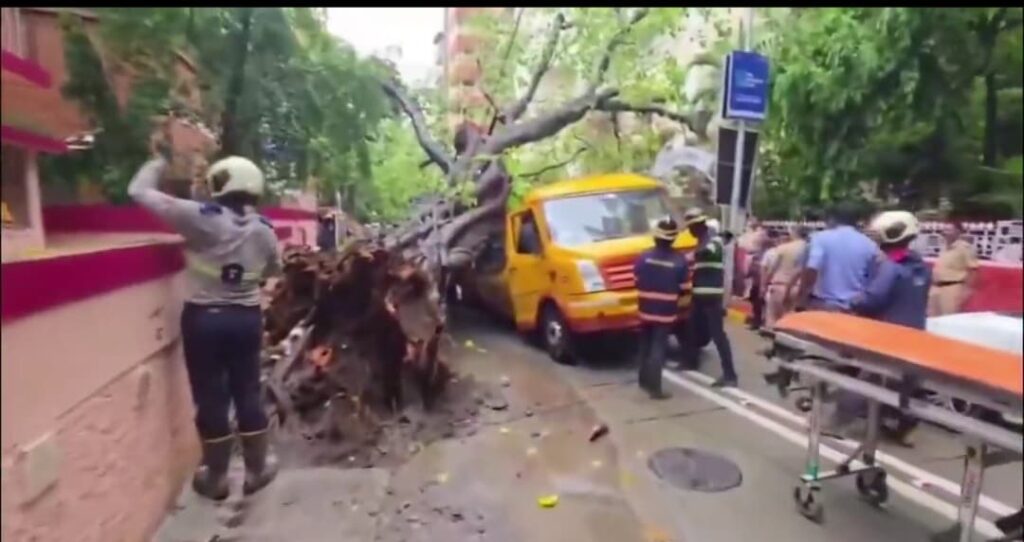 Mumbai School Bus Accident News Hindi 