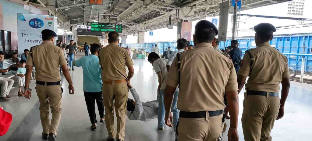 Railway Staff Clash Roz Tak News